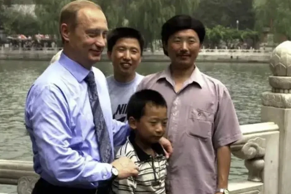 Tổng thống Putin gặp lại “cậu bé” chụp ảnh cùng ở Bắc Kinh 26 năm trước