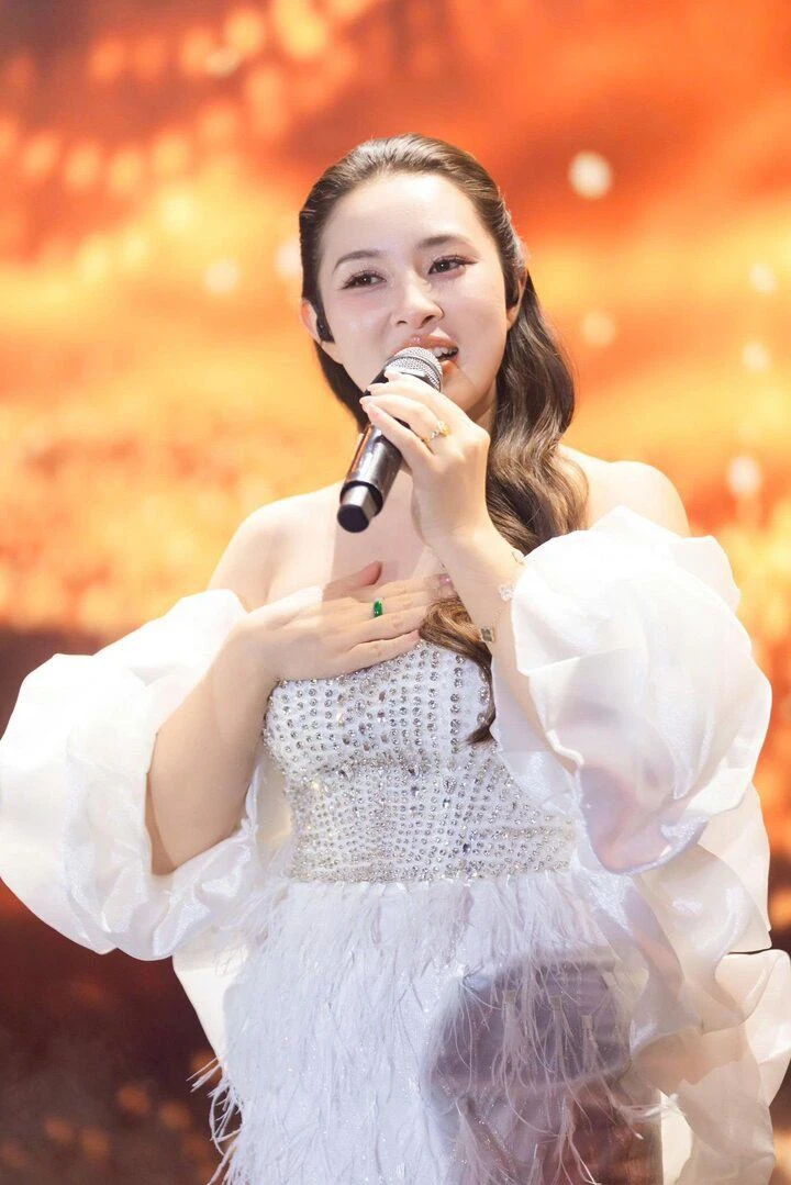 Top 4 Vietnam Idol 2012: Người đăng quang quốc tế, người về quê kín tiếng