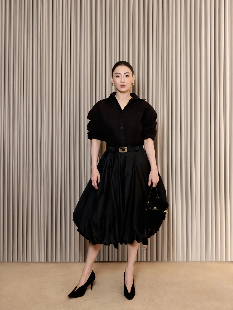 Trần đời hiếm gặp mỹ nhân nào 46 tuổi mà đẹp như thế, biến đàn em xinh như "tiên nữ" đứng cạnh trở thành cái bóng