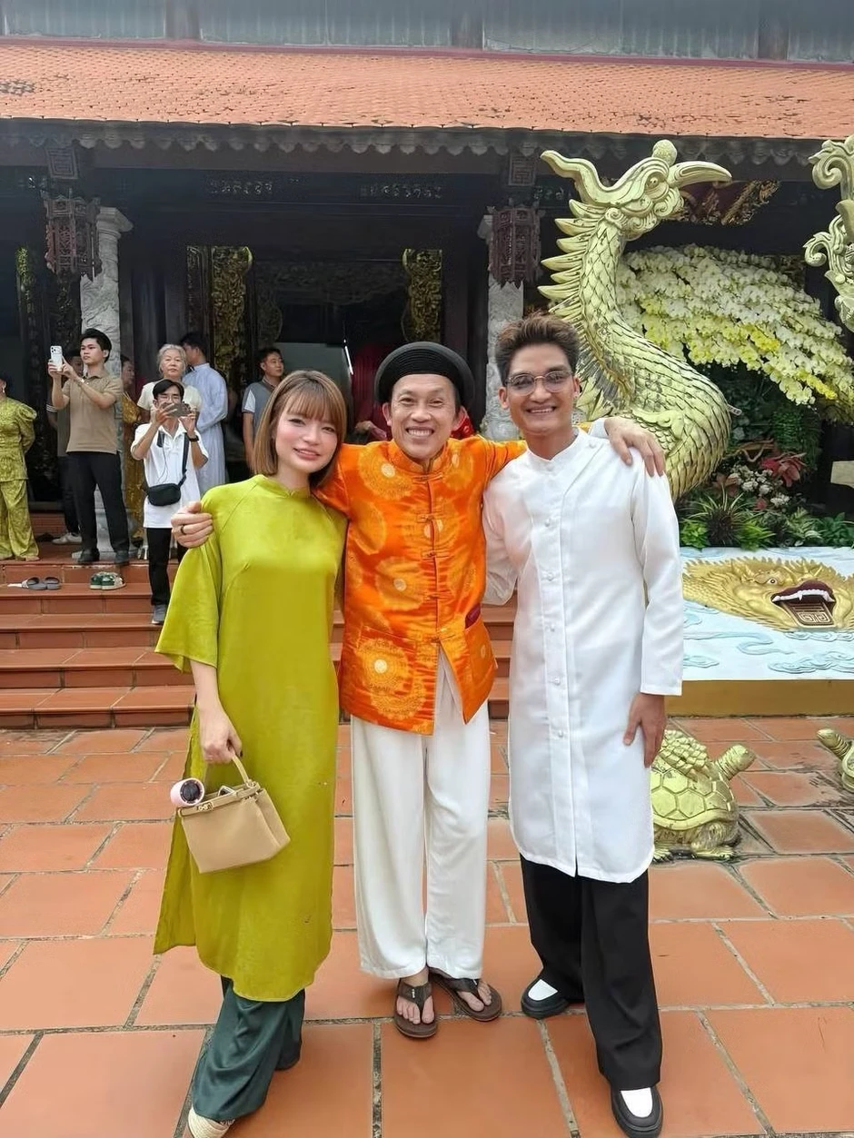 Trấn Thành, Cẩm Ly và các nghệ sĩ dâng hương tại nhà thờ Tổ của Hoài Linh Trấn Thành, Cẩm Ly và các nghệ sĩ dâng hương tại nhà thờ Tổ của Hoài Linh