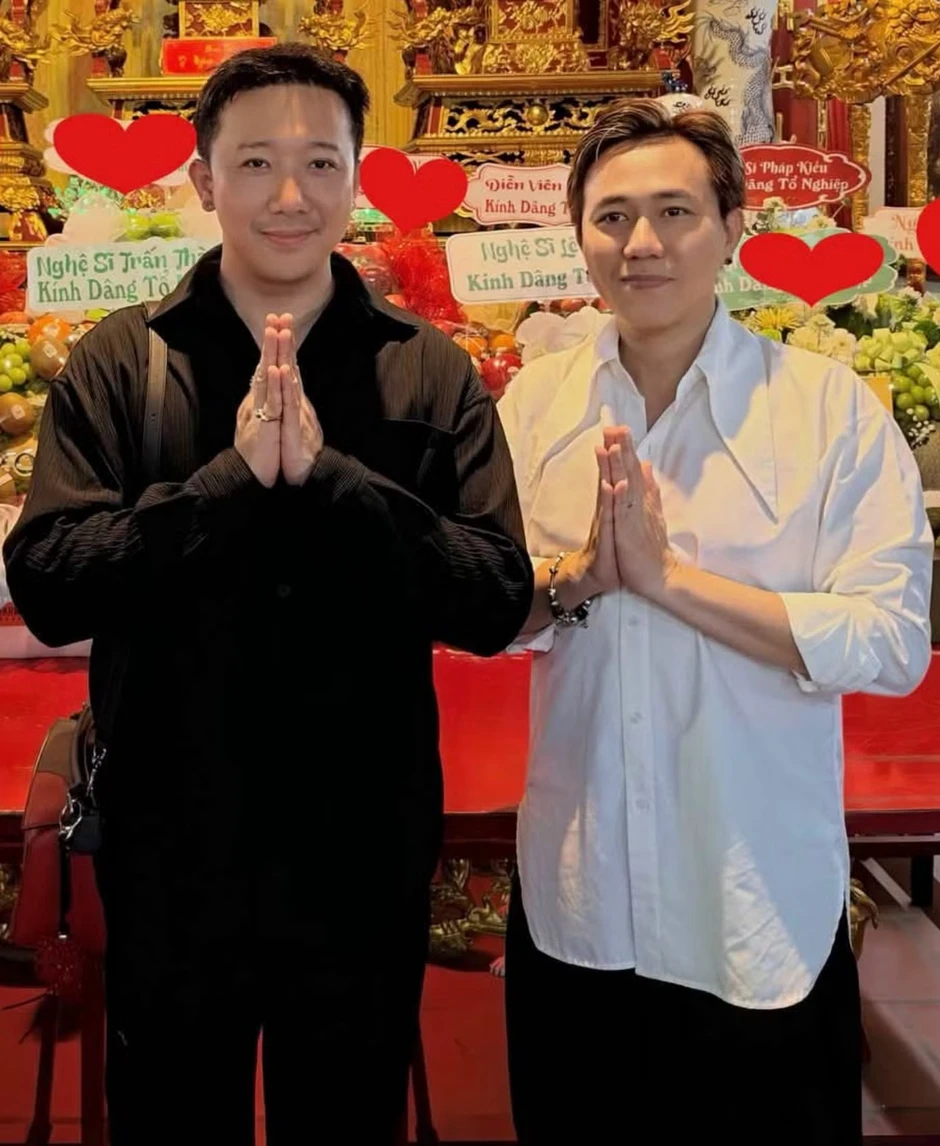 Trấn Thành, Cẩm Ly và các nghệ sĩ dâng hương tại nhà thờ Tổ của Hoài Linh Trấn Thành, Cẩm Ly và các nghệ sĩ dâng hương tại nhà thờ Tổ của Hoài Linh