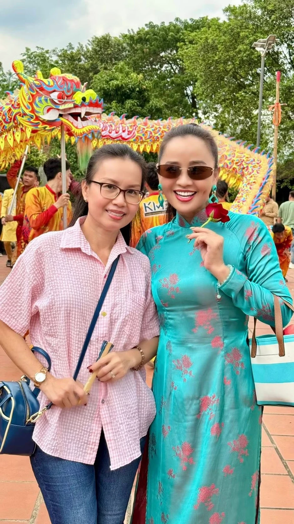 Trấn Thành, Cẩm Ly và các nghệ sĩ dâng hương tại nhà thờ Tổ của Hoài Linh Trấn Thành, Cẩm Ly và các nghệ sĩ dâng hương tại nhà thờ Tổ của Hoài Linh