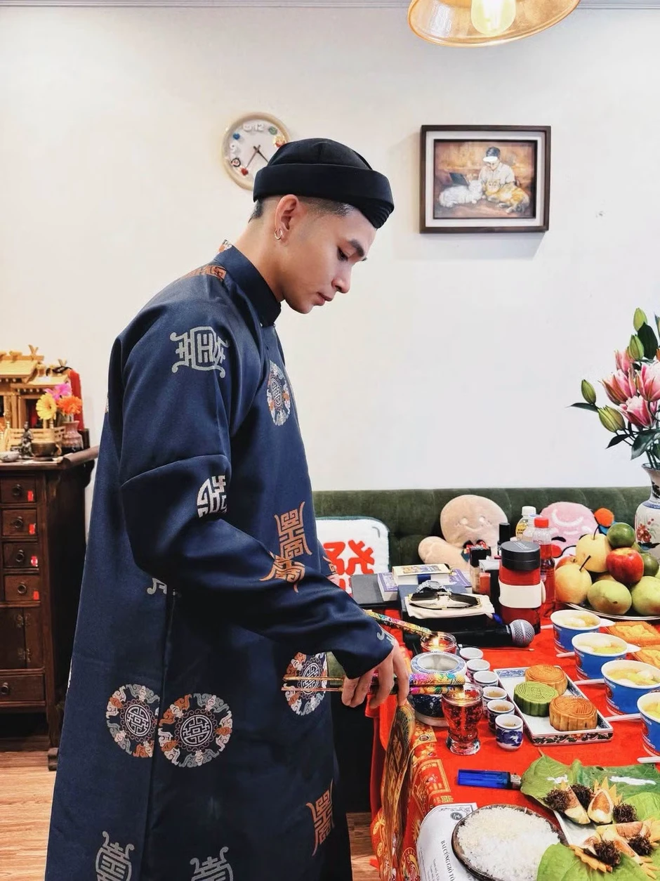 Trấn Thành, Cẩm Ly và các nghệ sĩ dâng hương tại nhà thờ Tổ của Hoài Linh Trấn Thành, Cẩm Ly và các nghệ sĩ dâng hương tại nhà thờ Tổ của Hoài Linh
