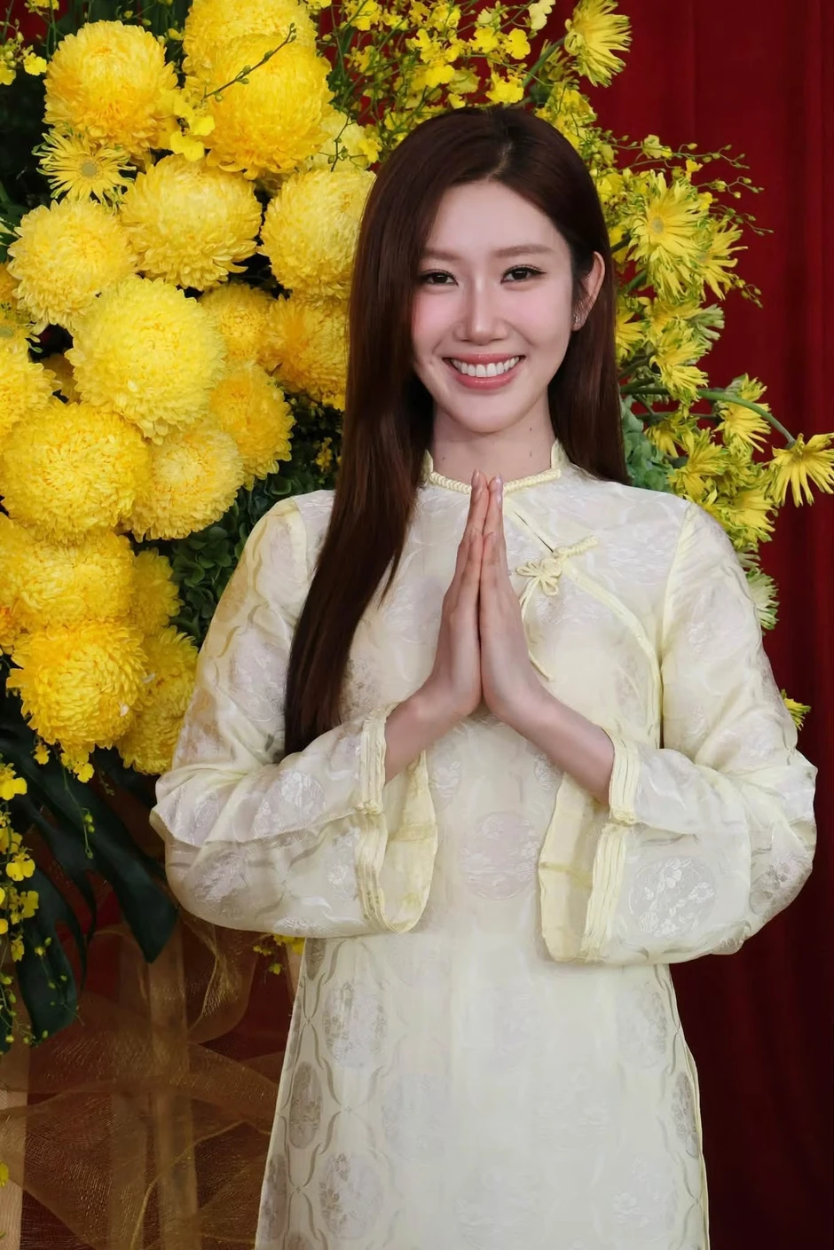 Trấn Thành, Cẩm Ly và các nghệ sĩ dâng hương tại nhà thờ Tổ của Hoài Linh Trấn Thành, Cẩm Ly và các nghệ sĩ dâng hương tại nhà thờ Tổ của Hoài Linh
