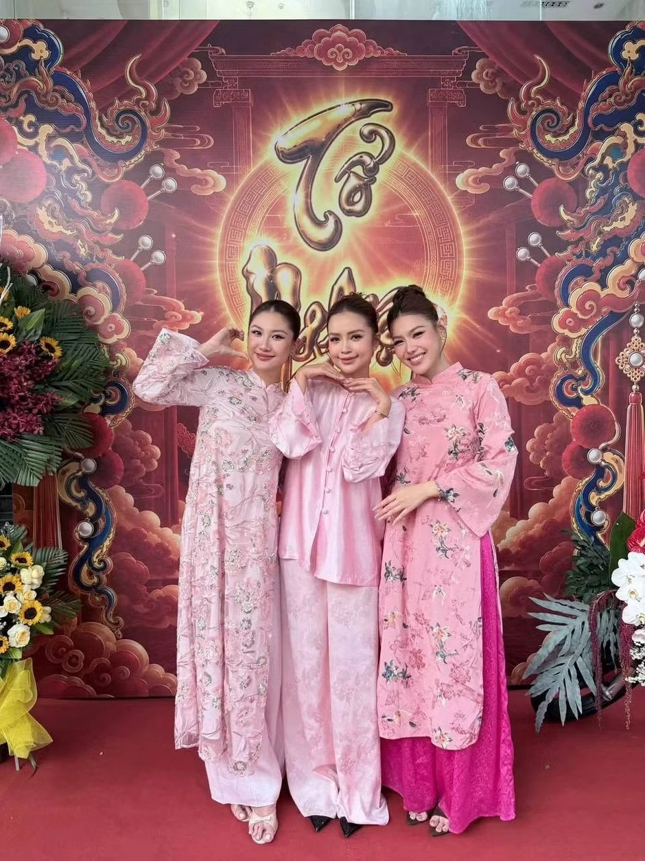 Trấn Thành, Cẩm Ly và các nghệ sĩ dâng hương tại nhà thờ Tổ của Hoài Linh Trấn Thành, Cẩm Ly và các nghệ sĩ dâng hương tại nhà thờ Tổ của Hoài Linh