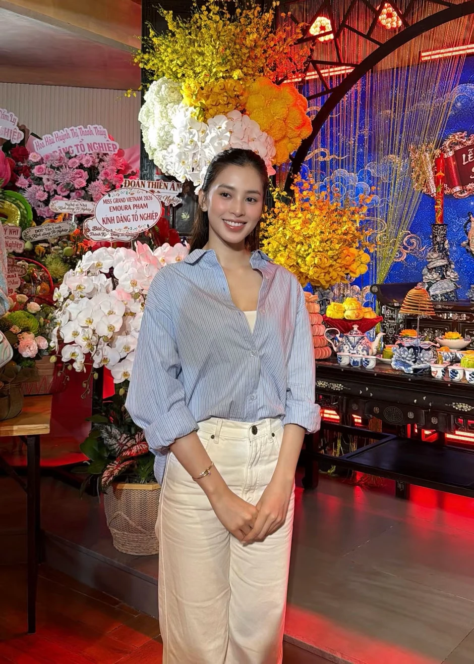 Trấn Thành, Cẩm Ly và các nghệ sĩ dâng hương tại nhà thờ Tổ của Hoài Linh Trấn Thành, Cẩm Ly và các nghệ sĩ dâng hương tại nhà thờ Tổ của Hoài Linh