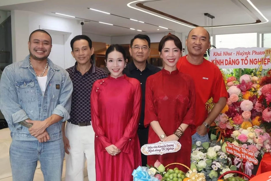 Trấn Thành, Cẩm Ly và các nghệ sĩ dâng hương tại nhà thờ Tổ của Hoài Linh Trấn Thành, Cẩm Ly và các nghệ sĩ dâng hương tại nhà thờ Tổ của Hoài Linh