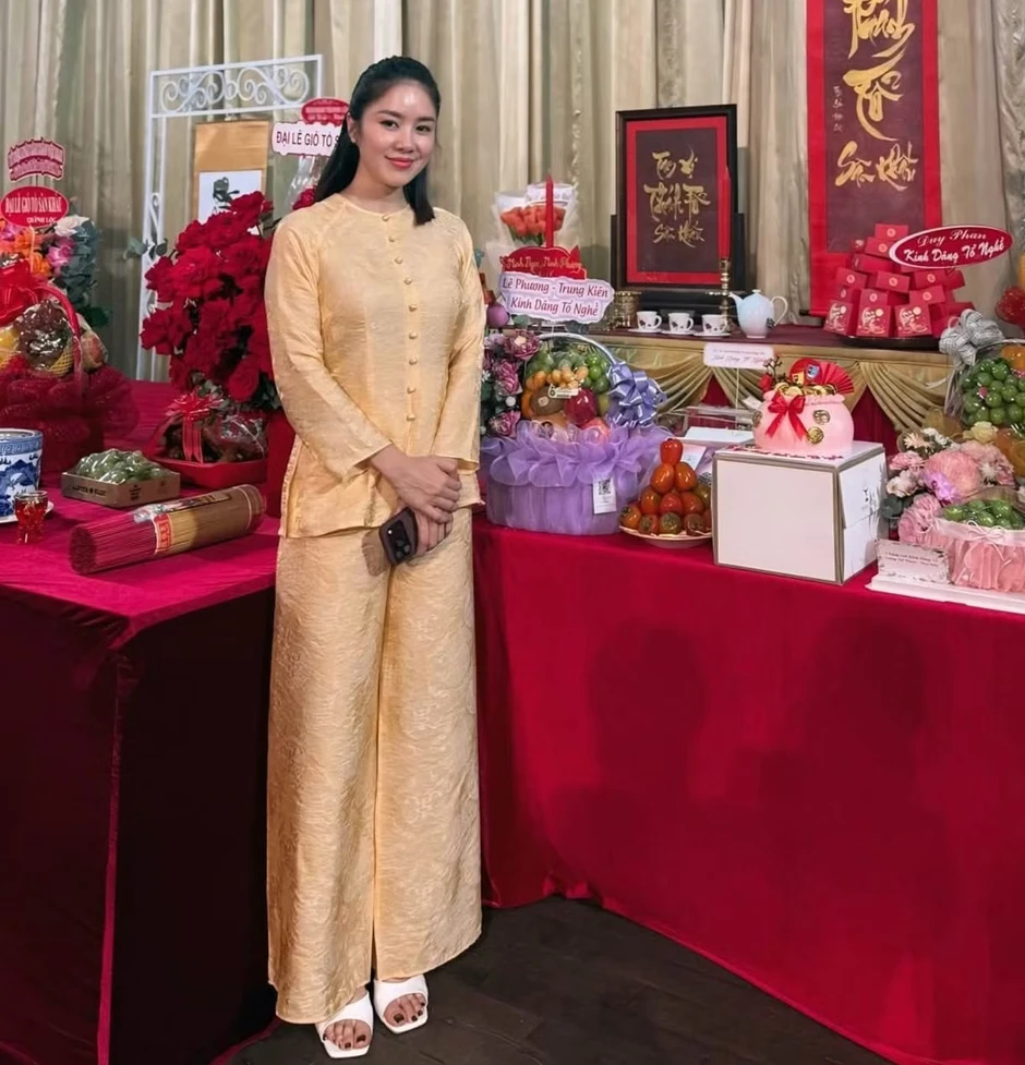Trấn Thành, Cẩm Ly và các nghệ sĩ dâng hương tại nhà thờ Tổ của Hoài Linh Trấn Thành, Cẩm Ly và các nghệ sĩ dâng hương tại nhà thờ Tổ của Hoài Linh