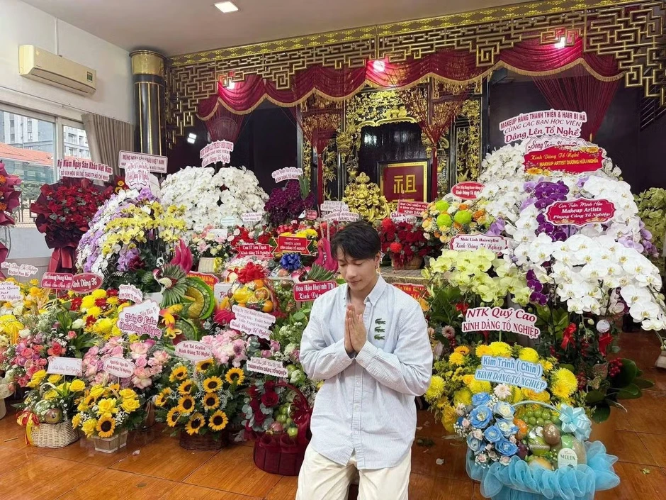 Trấn Thành, Cẩm Ly và các nghệ sĩ dâng hương tại nhà thờ Tổ của Hoài Linh Trấn Thành, Cẩm Ly và các nghệ sĩ dâng hương tại nhà thờ Tổ của Hoài Linh