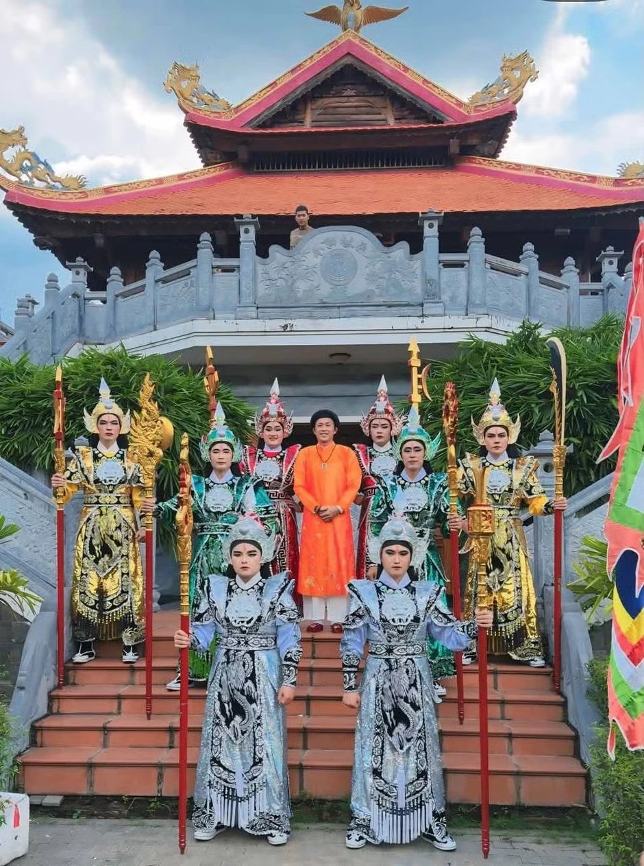Trấn Thành, Cẩm Ly và các nghệ sĩ dâng hương tại nhà thờ Tổ của Hoài Linh Trấn Thành, Cẩm Ly và các nghệ sĩ dâng hương tại nhà thờ Tổ của Hoài Linh