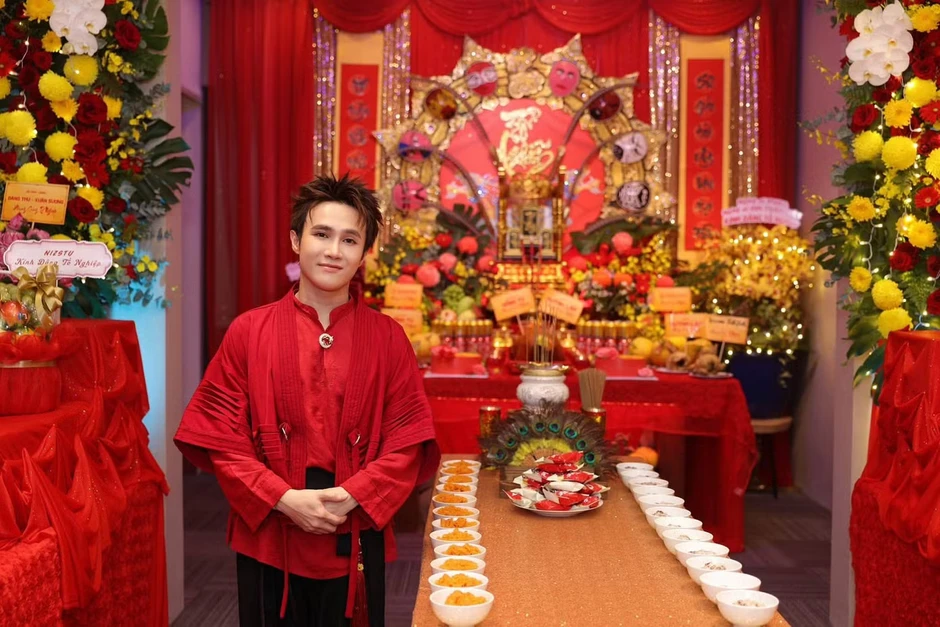 Trấn Thành, Cẩm Ly và các nghệ sĩ dâng hương tại nhà thờ Tổ của Hoài Linh Trấn Thành, Cẩm Ly và các nghệ sĩ dâng hương tại nhà thờ Tổ của Hoài Linh