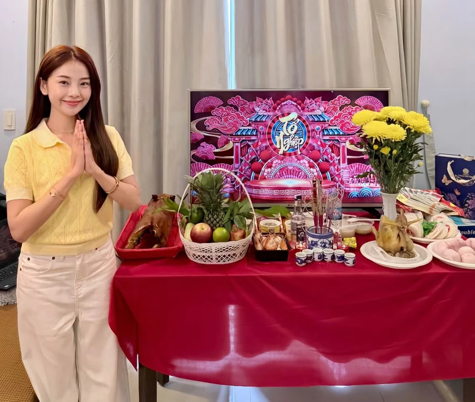Trấn Thành, Cẩm Ly và các nghệ sĩ dâng hương tại nhà thờ Tổ của Hoài Linh Trấn Thành, Cẩm Ly và các nghệ sĩ dâng hương tại nhà thờ Tổ của Hoài Linh