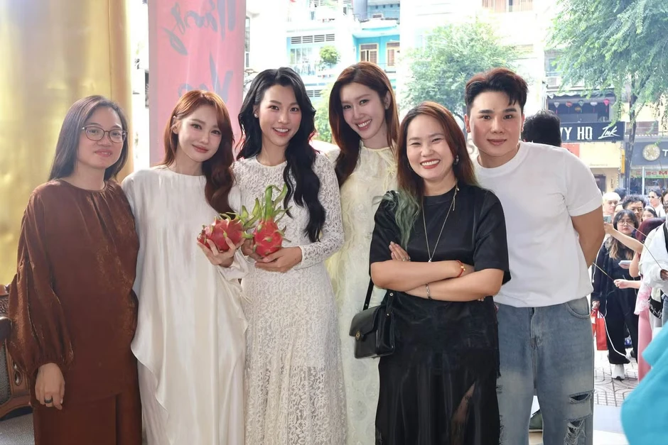Trấn Thành, Cẩm Ly và các nghệ sĩ dâng hương tại nhà thờ Tổ của Hoài Linh Trấn Thành, Cẩm Ly và các nghệ sĩ dâng hương tại nhà thờ Tổ của Hoài Linh