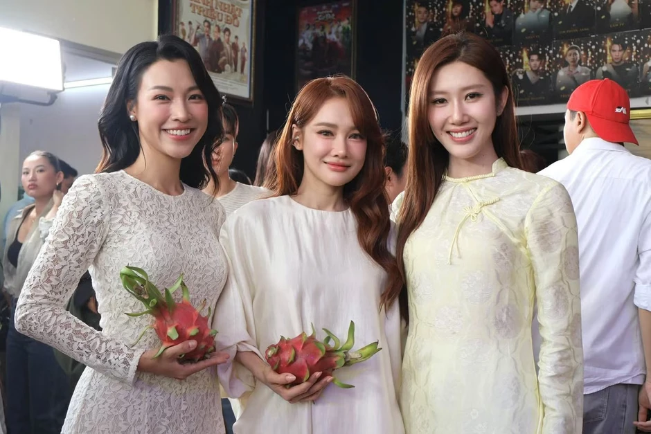 Trấn Thành, Cẩm Ly và các nghệ sĩ dâng hương tại nhà thờ Tổ của Hoài Linh Trấn Thành, Cẩm Ly và các nghệ sĩ dâng hương tại nhà thờ Tổ của Hoài Linh