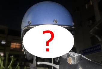 Treo mũ bảo hiểm qua đêm, người phụ nữ "lạnh sống lưng" khi phát hiện thứ đang động đậy bên trong