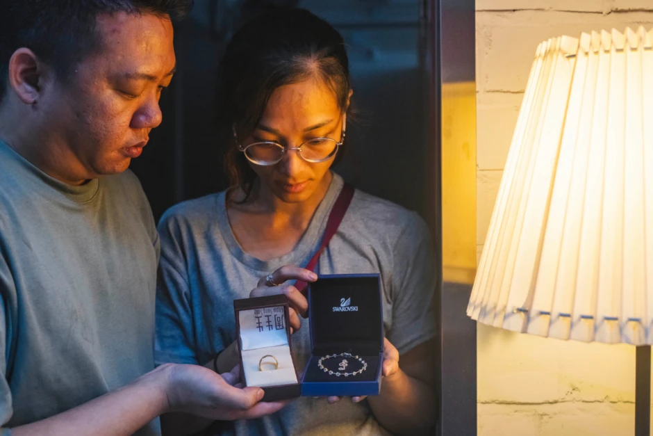 Tro tàn và ký ức: Một gia đình trở lại hiện trường vụ cháy chung cư tồi tệ nhất ở Hồng Kông (Trung Quốc) trong nhiều thập kỷ Tro tàn và ký ức: Một gia đình trở lại hiện trường vụ cháy chung cư tồi tệ nhất ở Hồng Kông (Trung Quốc) trong nhiều thập kỷ