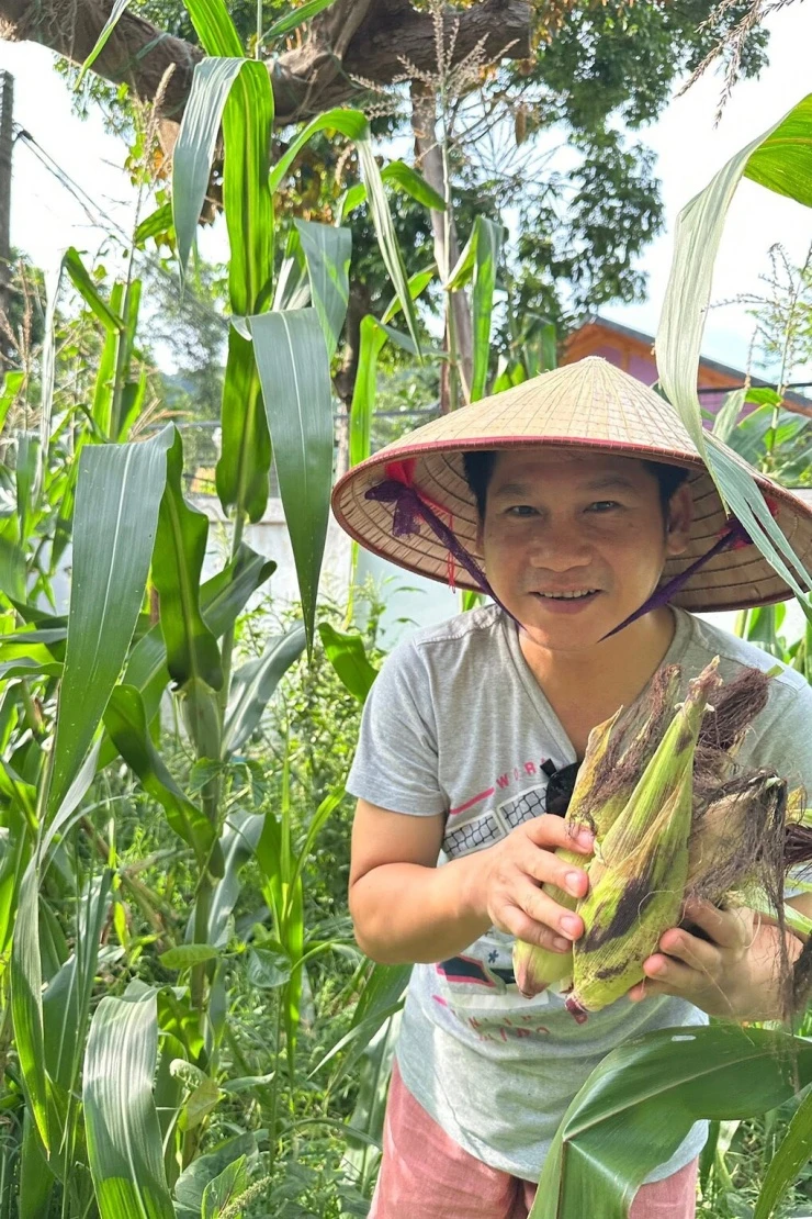 Trọng Tấn thu hoạch ngô tím, sim chín ở khu nghỉ dưỡng 4.000 m2