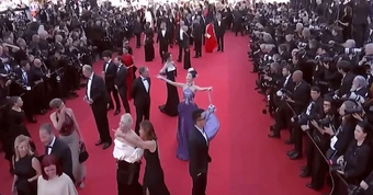 Trùm làm lố ở Cannes: Mỹ nhân 2K ăn mặc lòe loẹt lượn lờ "ké fame" gần 15 phút trên thảm đỏ, bị đuổi vẫn mặt dày đứng tại chỗ