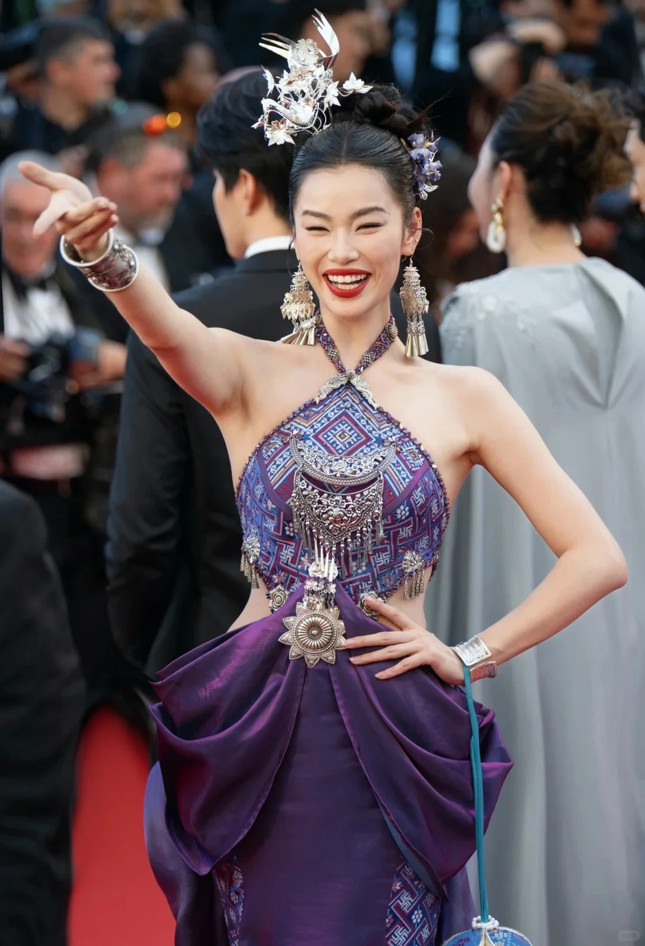 Trùm làm lố ở Cannes: Mỹ nhân 2K ăn mặc lòe loẹt lượn lờ "ké fame" gần 15 phút trên thảm đỏ, bị đuổi vẫn mặt dày đứng tại chỗ