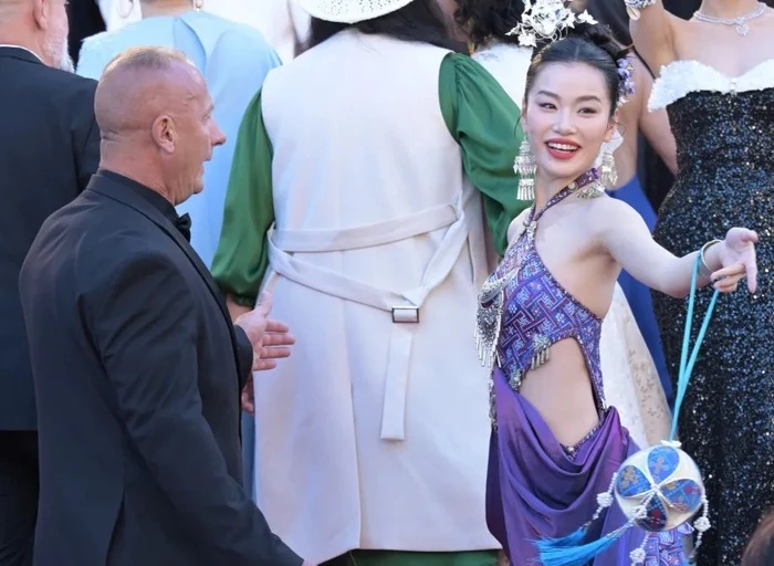 Trùm làm lố ở Cannes: Mỹ nhân 2K ăn mặc lòe loẹt lượn lờ "ké fame" gần 15 phút trên thảm đỏ, bị đuổi vẫn mặt dày đứng tại chỗ
