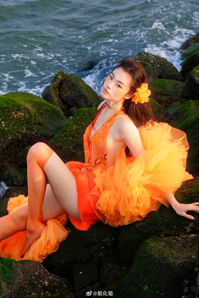 Trùm làm lố ở Cannes: Mỹ nhân 2K ăn mặc lòe loẹt lượn lờ "ké fame" gần 15 phút trên thảm đỏ, bị đuổi vẫn mặt dày đứng tại chỗ