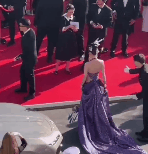 Trùm làm lố ở Cannes: Mỹ nhân 2K ăn mặc lòe loẹt lượn lờ "ké fame" gần 15 phút trên thảm đỏ, bị đuổi vẫn mặt dày đứng tại chỗ
