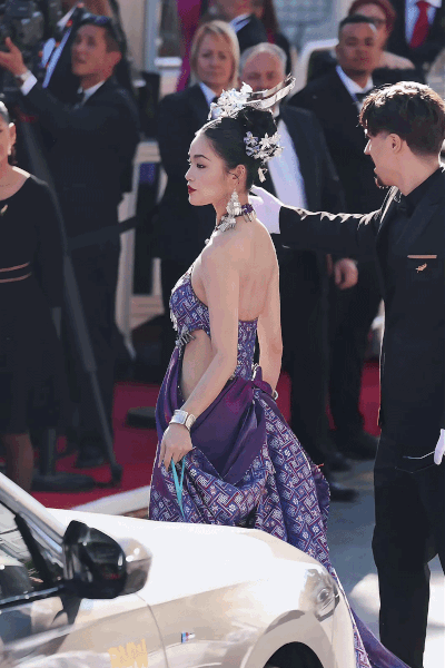 Trùm làm lố ở Cannes: Mỹ nhân 2K ăn mặc lòe loẹt lượn lờ "ké fame" gần 15 phút trên thảm đỏ, bị đuổi vẫn mặt dày đứng tại chỗ