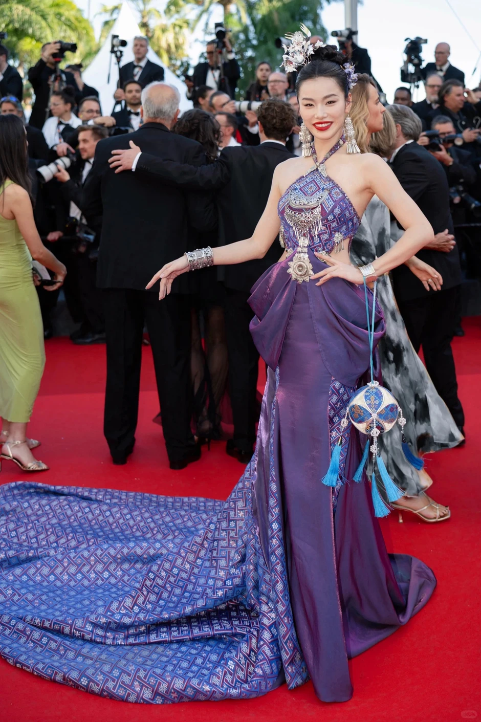 Trùm làm lố ở Cannes: Mỹ nhân 2K ăn mặc lòe loẹt lượn lờ "ké fame" gần 15 phút trên thảm đỏ, bị đuổi vẫn mặt dày đứng tại chỗ
