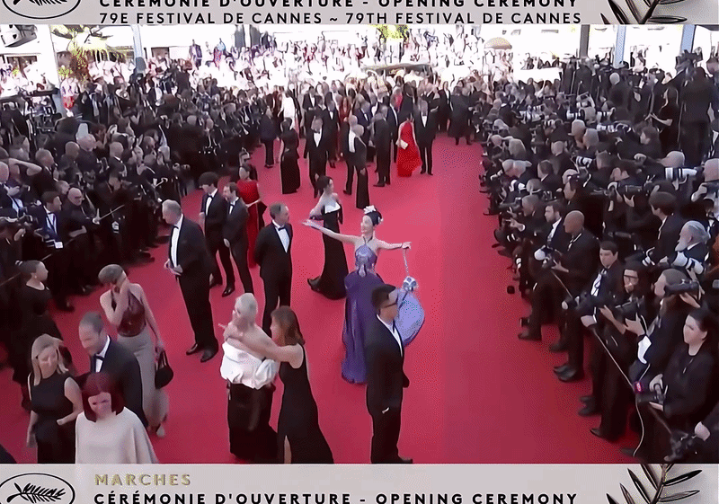 Trùm làm lố ở Cannes: Mỹ nhân 2K ăn mặc lòe loẹt lượn lờ "ké fame" gần 15 phút trên thảm đỏ, bị đuổi vẫn mặt dày đứng tại chỗ