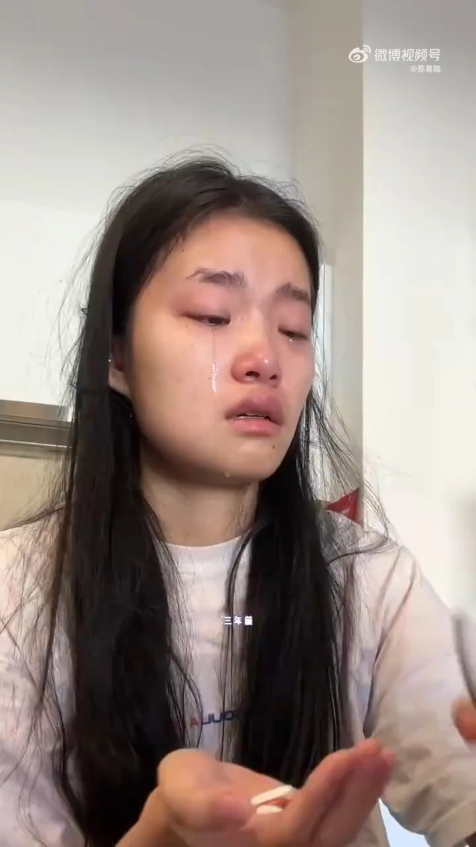 Trùm làm lố ở Cannes: Mỹ nhân 2K ăn mặc lòe loẹt lượn lờ "ké fame" gần 15 phút trên thảm đỏ, bị đuổi vẫn mặt dày đứng tại chỗ