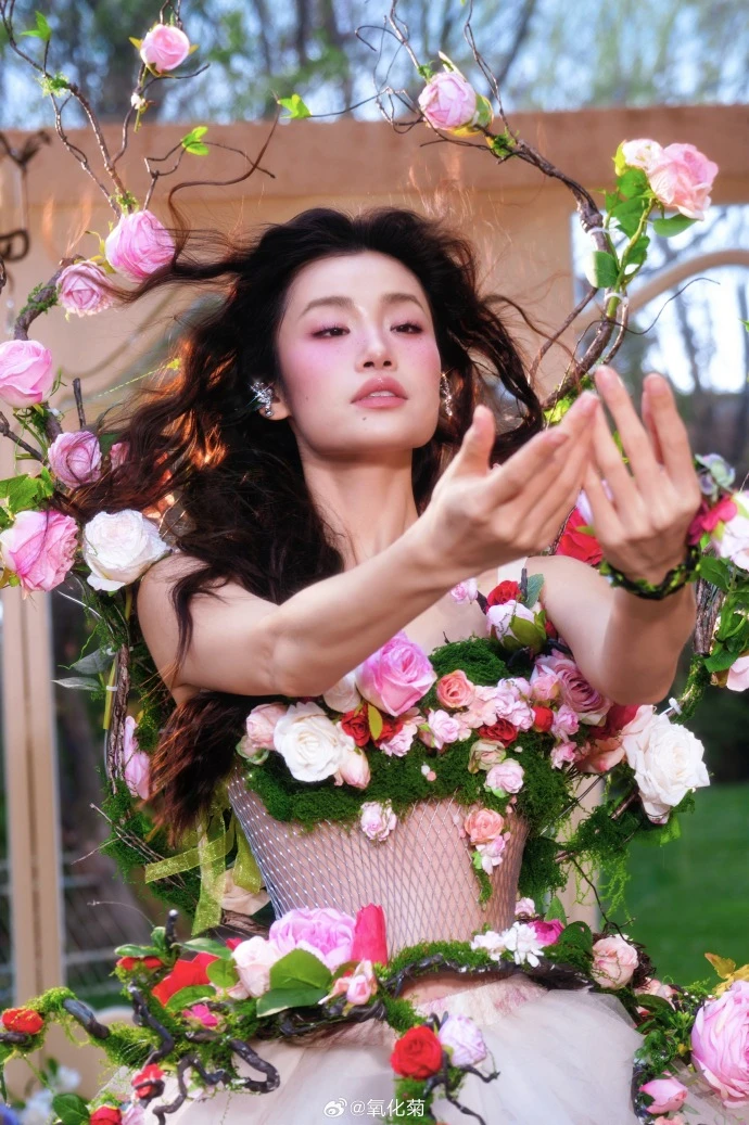Trùm làm lố ở Cannes: Mỹ nhân 2K ăn mặc lòe loẹt lượn lờ "ké fame" gần 15 phút trên thảm đỏ, bị đuổi vẫn mặt dày đứng tại chỗ