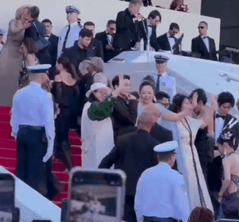 Trùm làm lố ở Cannes: Mỹ nhân 2K ăn mặc lòe loẹt lượn lờ "ké fame" gần 15 phút trên thảm đỏ, bị đuổi vẫn mặt dày đứng tại chỗ