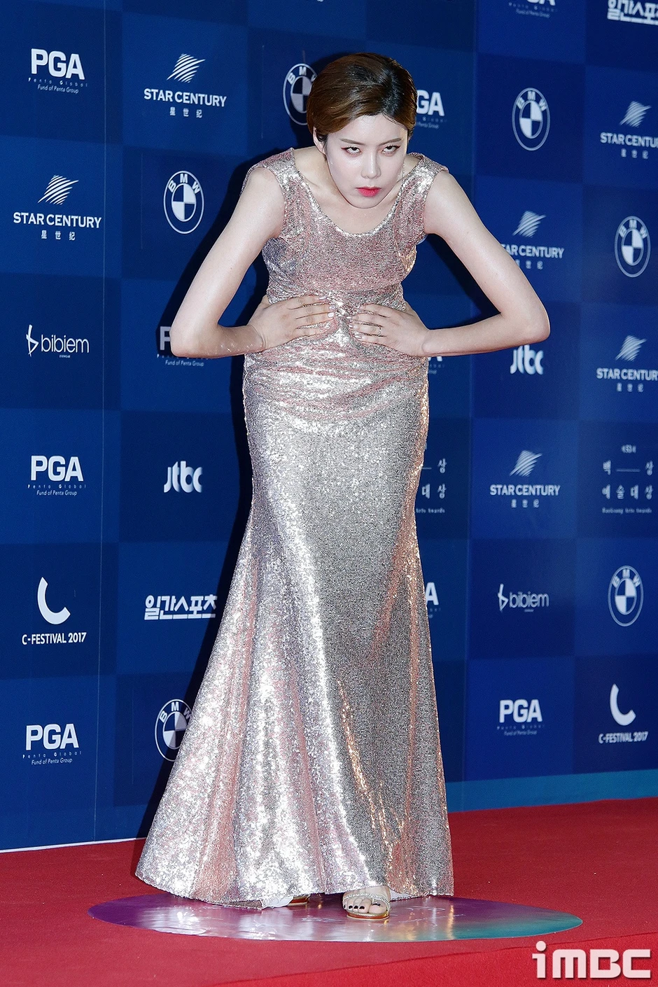 Trùm lố ở Baeksang 2026: 1 mỹ nhân nhảy nhót bá đạo trên thảm đỏ, cả dàn sao hạng A sáp lại cũng xin nhường spotlight