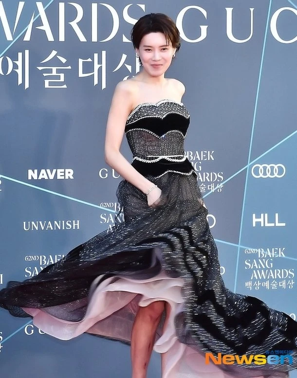 Trùm lố ở Baeksang 2026: 1 mỹ nhân nhảy nhót bá đạo trên thảm đỏ, cả dàn sao hạng A sáp lại cũng xin nhường spotlight