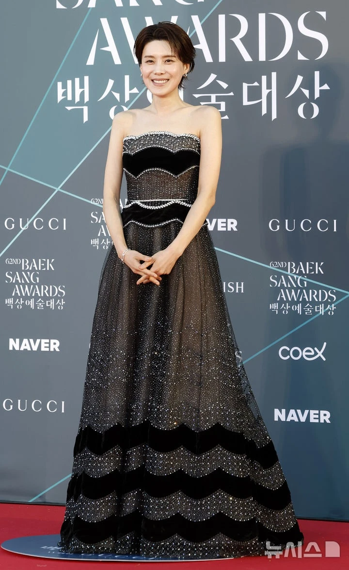 Trùm lố ở Baeksang 2026: 1 mỹ nhân nhảy nhót bá đạo trên thảm đỏ, cả dàn sao hạng A sáp lại cũng xin nhường spotlight