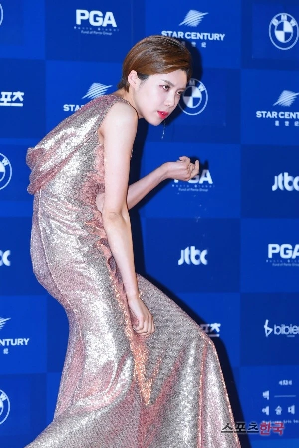 Trùm lố ở Baeksang 2026: 1 mỹ nhân nhảy nhót bá đạo trên thảm đỏ, cả dàn sao hạng A sáp lại cũng xin nhường spotlight