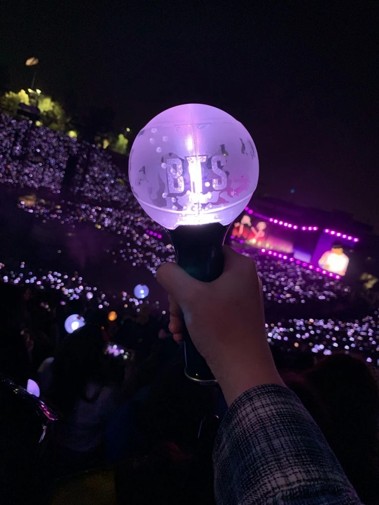 Trước concert trở lại của BTS, hàng lưu niệm “cháy hàng” trong 30 phút