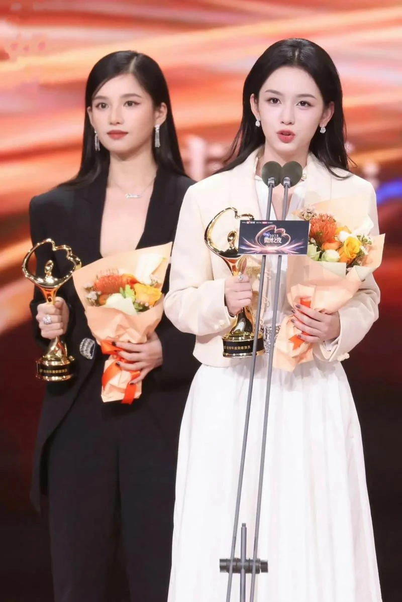 Trương Tịnh Nghi và Châu Dã bức xúc vì bị nhận nhầm trên sóng truyền hình Trương Tịnh Nghi và Châu Dã bức xúc vì bị nhận nhầm trên sóng truyền hình