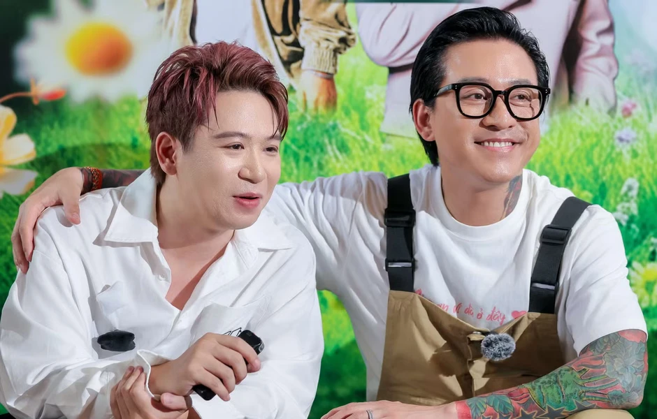 Tuấn Hưng dừng show ở ban công nhà riêng