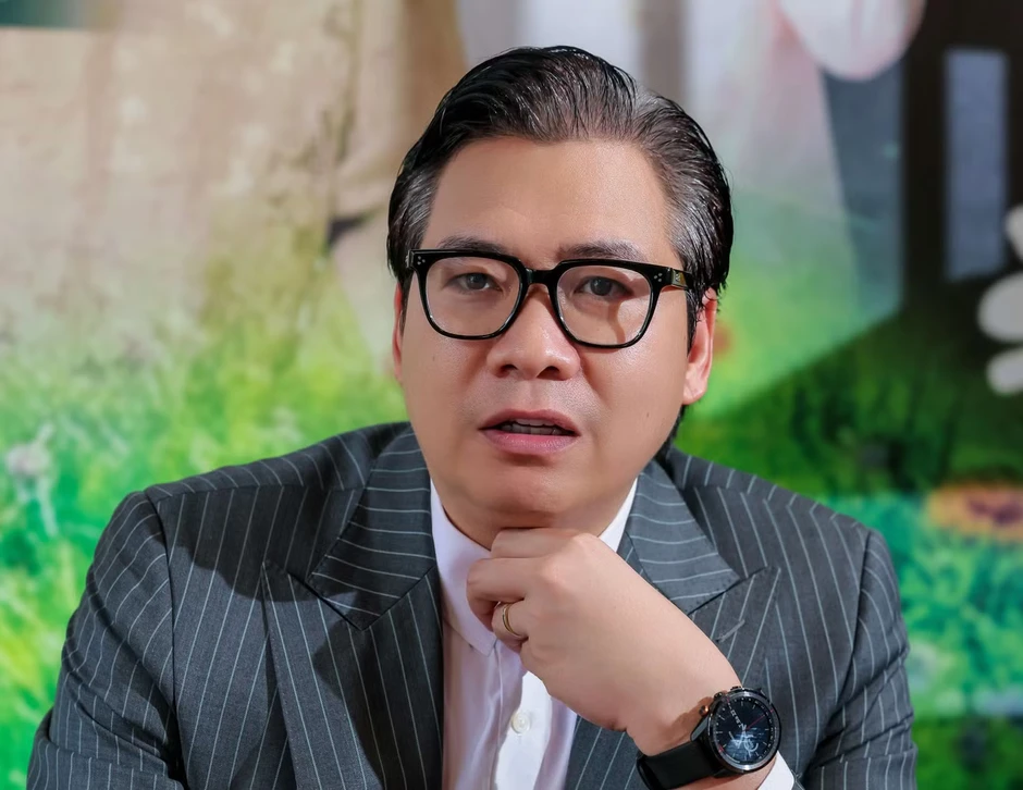 Tuấn Hưng dừng show ở ban công nhà riêng