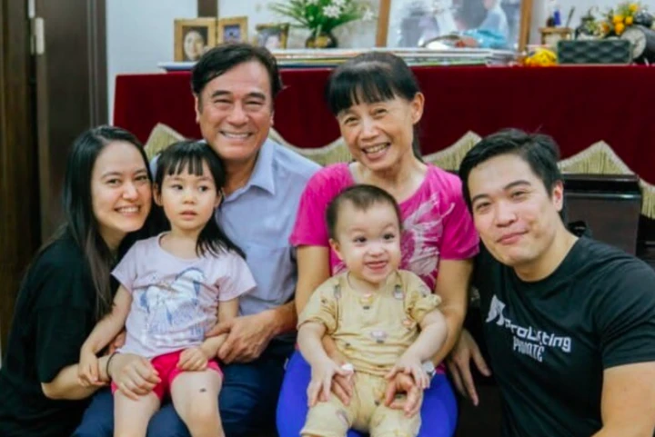Từng đóng cặp hàng trăm mỹ nhân, tài tử nổi tiếng chọn cưới mối tình đầu