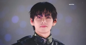 V (BTS) đẹp sáng bừng bất chấp trời mưa