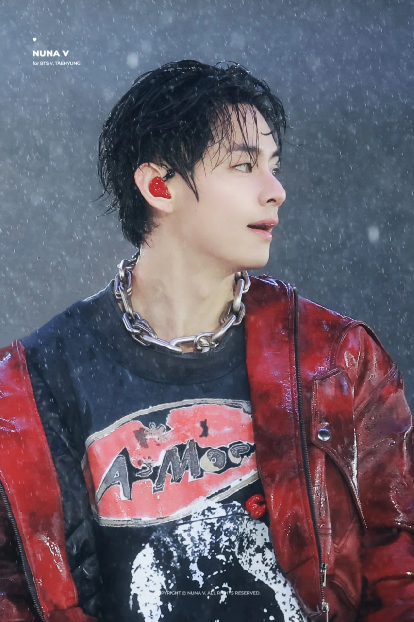 V (BTS) đẹp sáng bừng bất chấp trời mưa