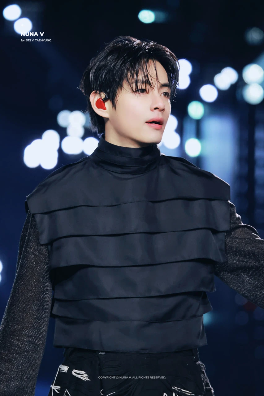 V (BTS) đẹp sáng bừng bất chấp trời mưa