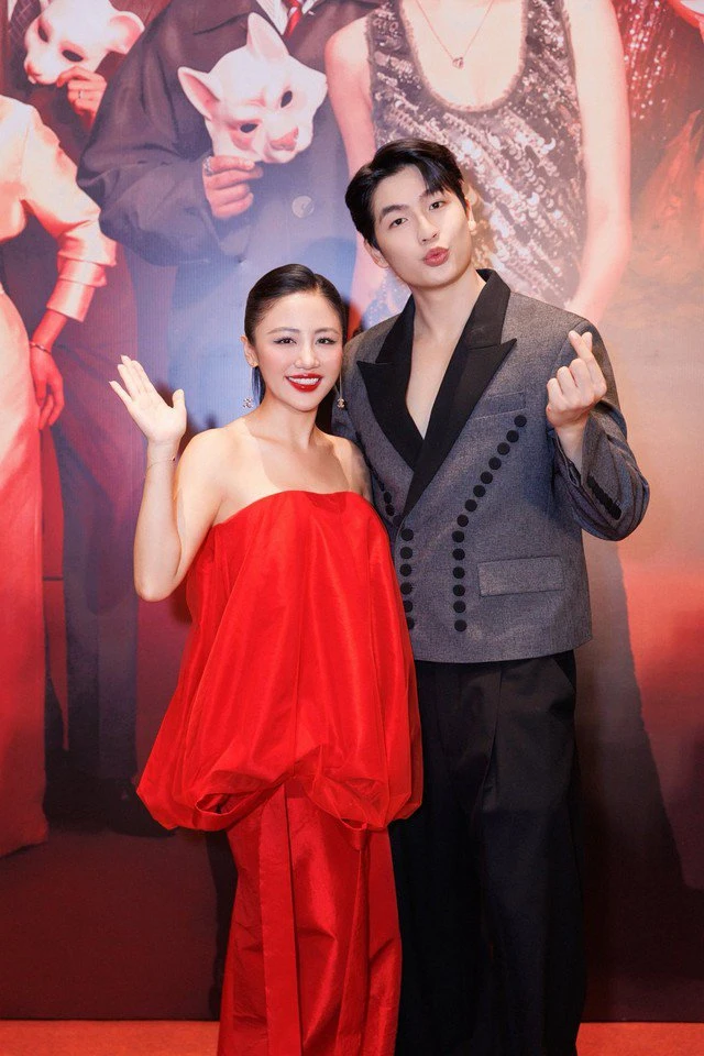 Văn Mai Hương xấu hổ không dám xem lại cảnh hôn trong Thỏ ơi!!