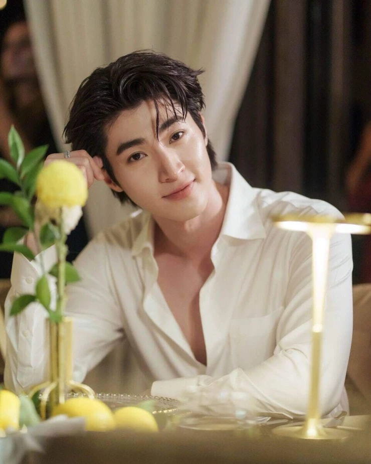 Vẻ ngoài nam thần của chàng trai như hình với bóng với Lisa Vẻ ngoài nam thần của chàng trai như hình với bóng với Lisa