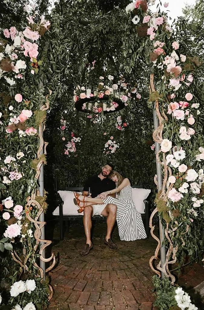 Vì sao giữa cả dàn bạn trai hoành tráng, Taylor Swift lại chọn lấy "chồng nghèo"? Vì sao giữa cả dàn bạn trai hoành tráng, Taylor Swift lại chọn lấy "chồng nghèo"?