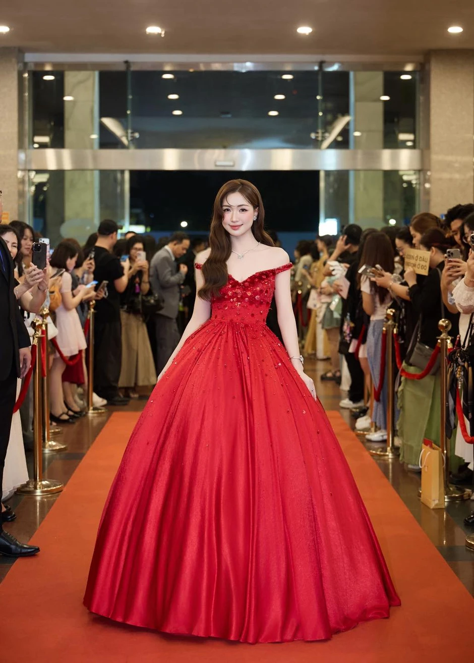 Vì sao Hòa Minzy cứ dăm bữa lại có drama? Vì sao Hòa Minzy cứ dăm bữa lại có drama?