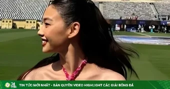 Vì sao mỹ nhân Trò chơi con mực được hộ tống rương đựng cúp vàng?