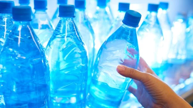 Vì sao nước suối đóng chai lại rẻ đến vậy, chỉ có giá 5.000 đồng?